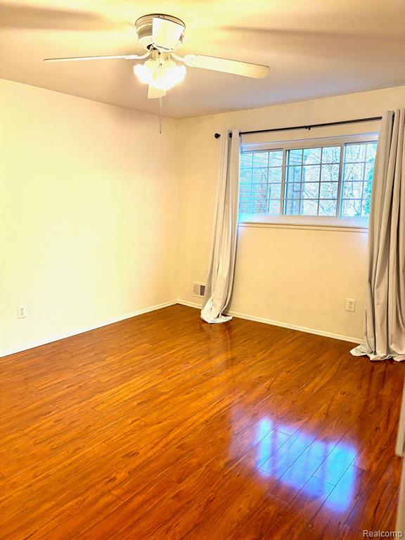 674 E FOX HILLS Drive, Bloomfield Hills, MI 48304 — Photo 14