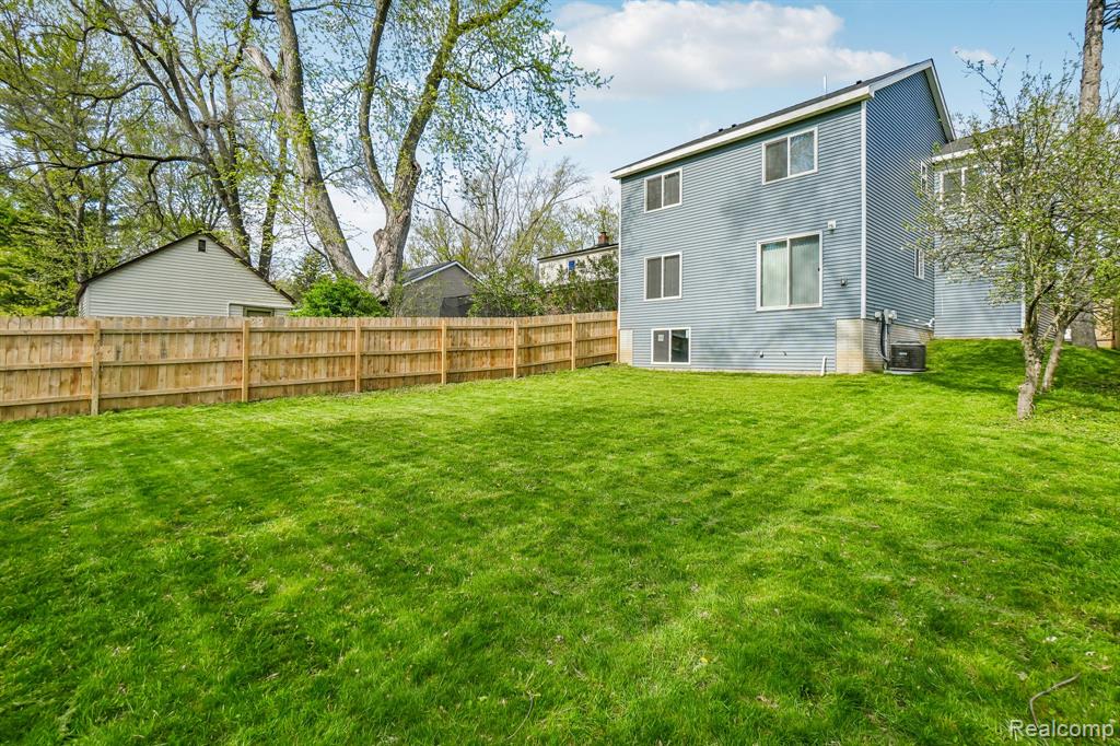 340 Dover Road, Waterford, MI 48328 — Photo 38