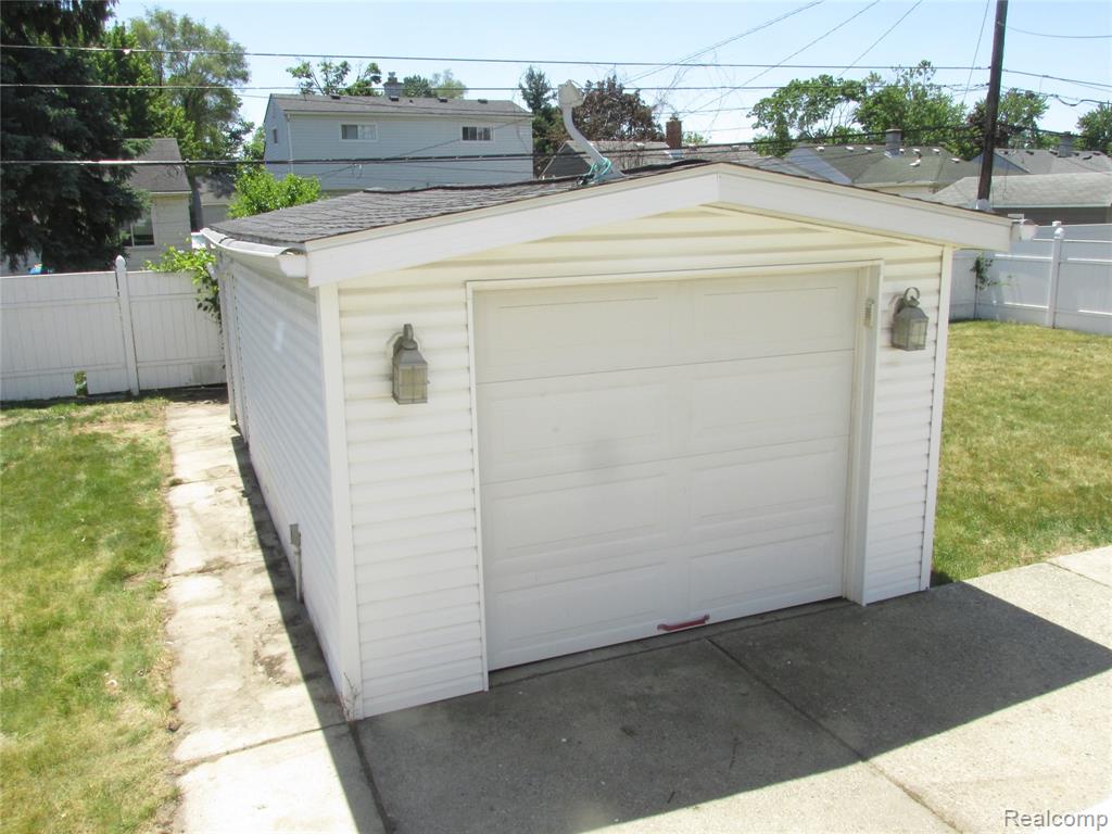 984 E Mahan Avenue, Hazel Park, MI 48030 — Photo 28