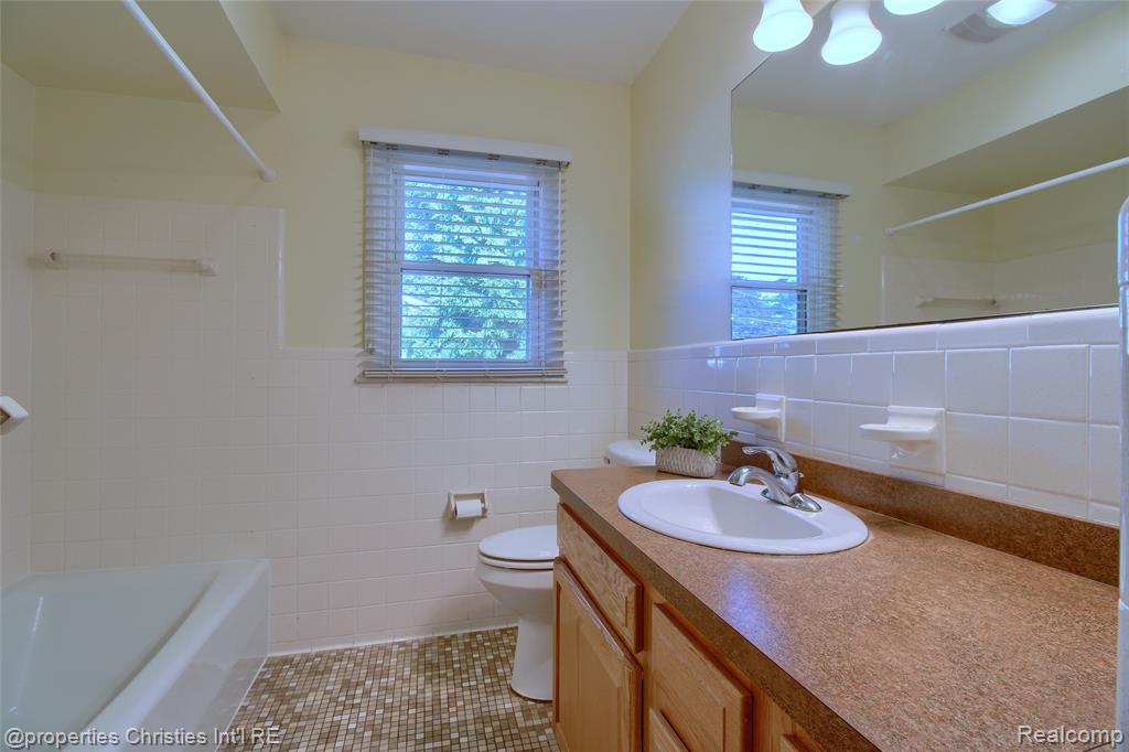 565 Center Ridge, South Lyon, MI 48178 — Photo 21