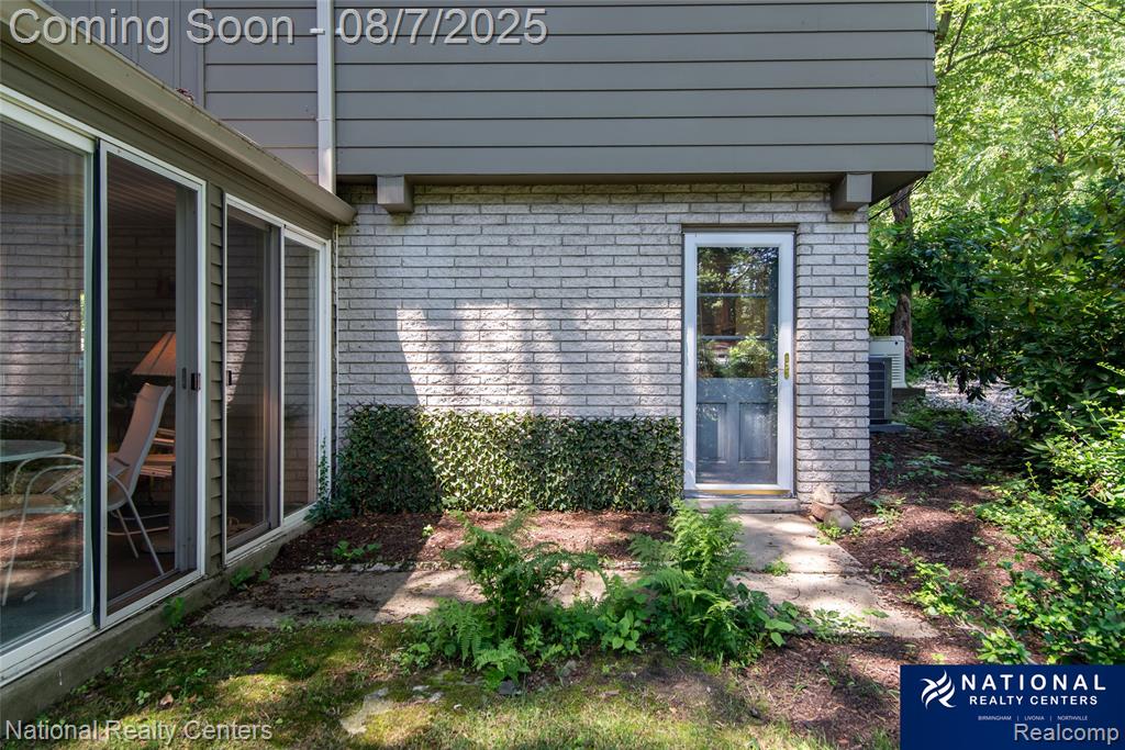 4933 Malibu Drive, Bloomfield Hills, MI 48302 — Photo 16
