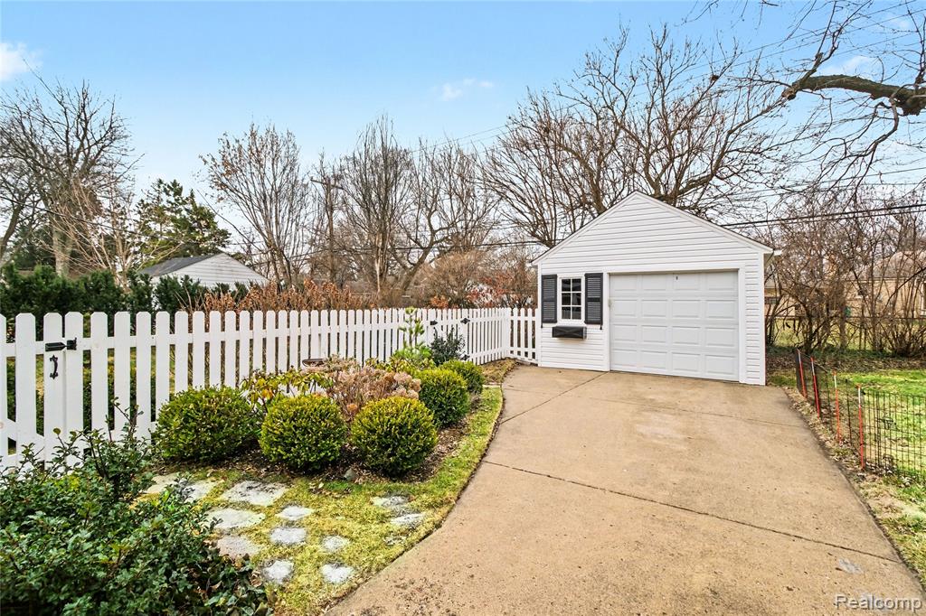 38 Maplefield Road, Pleasant Ridge, MI — Photo 24