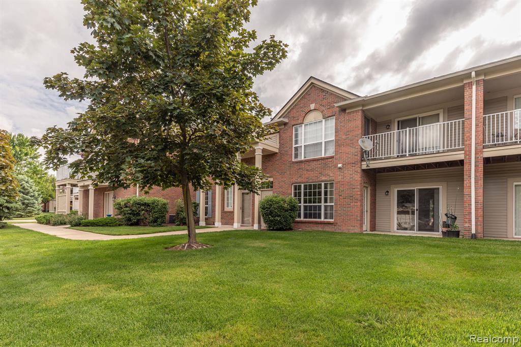 8106 CHESAPEAKE Circle, Walled Lake, MI 48390 — Photo 4