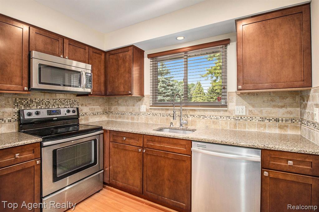 3990 Old Creek Road, Troy, MI 48084 — Photo 3