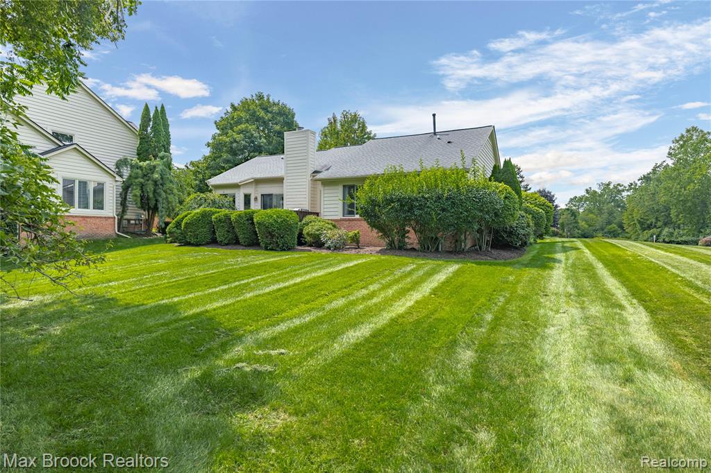 5015 Lake Vista Drive, West Bloomfield, MI 48323 — Photo 45