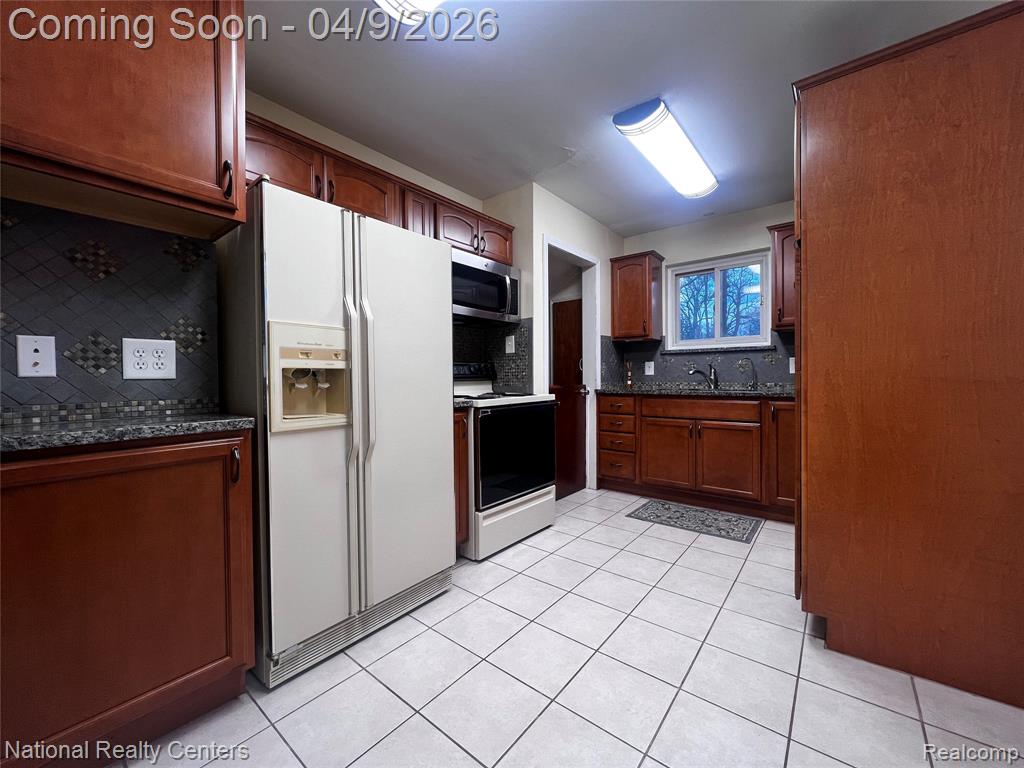 7010 Locklin Street, West Bloomfield, MI 48324 — Photo 9