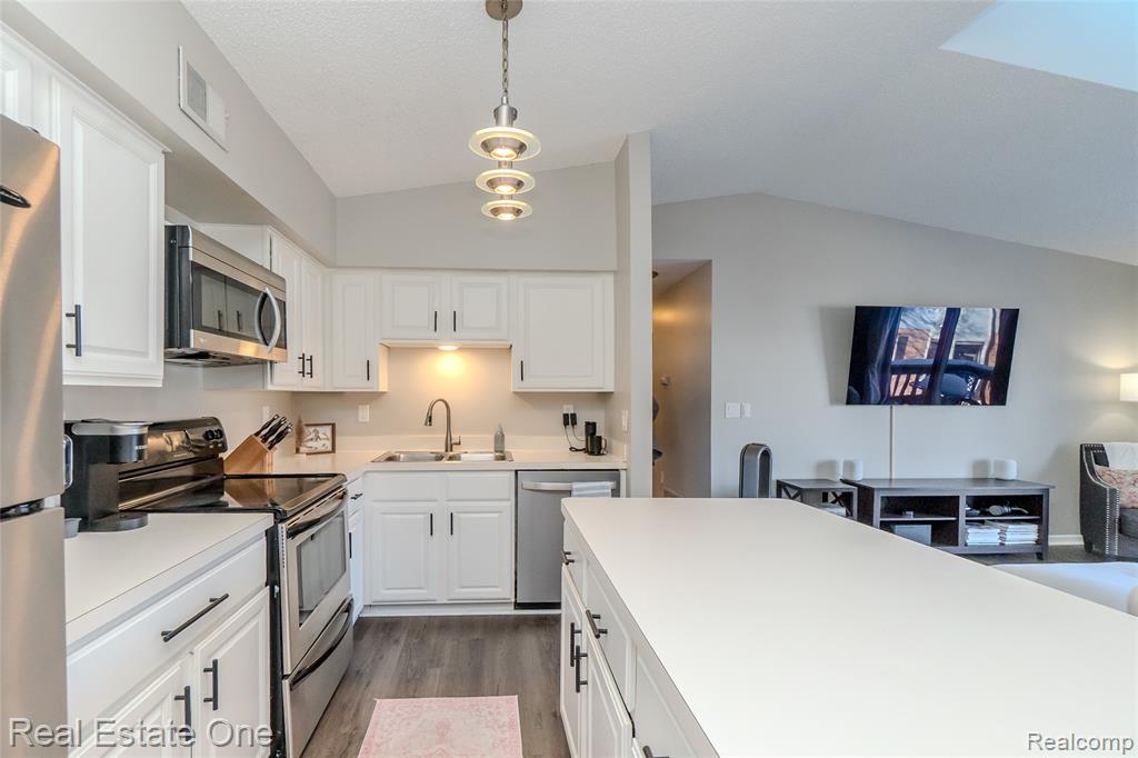352 Pinewood Drive, Plymouth, MI 48170 — Photo 4