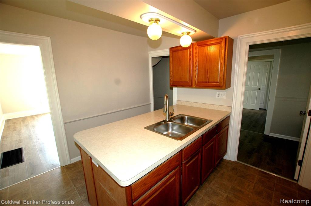 706 N Main Street, Lapeer, MI 48446 — Photo 5