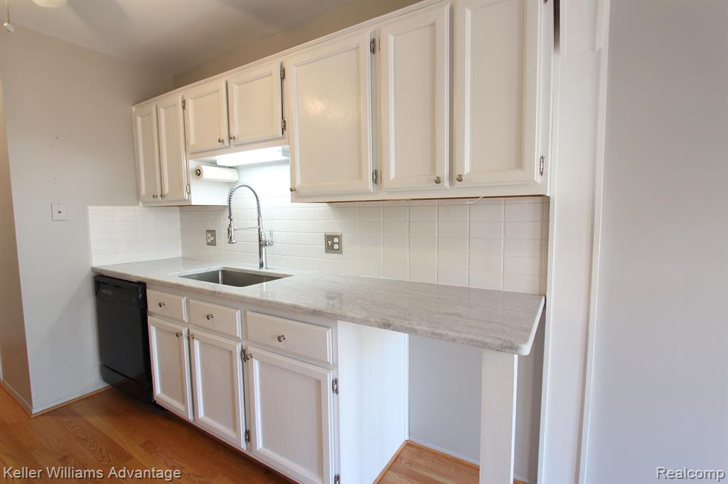 22180 Pondview, Novi, MI — Photo 14