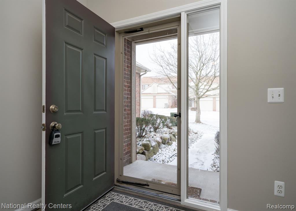 1291 Azalea Lane, 120, Waterford, MI 48327 — Photo 3