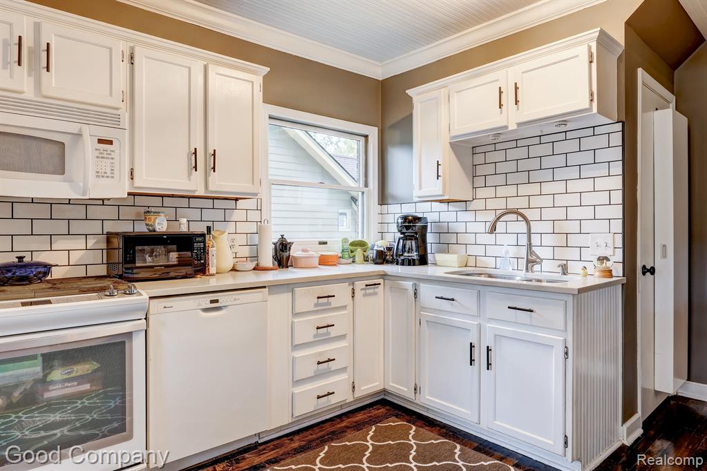 714 W HAZELHURST Street, Ferndale, MI 48220 — Photo 14