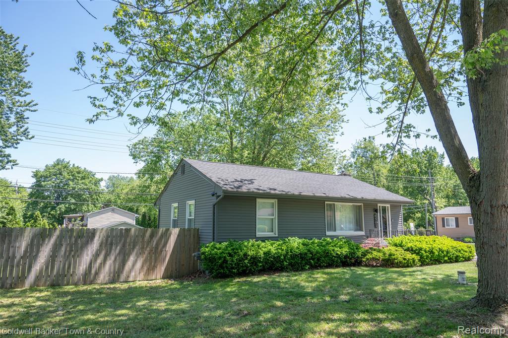 4383 Green Lake Road, West Bloomfield, MI 48323 — Photo 3
