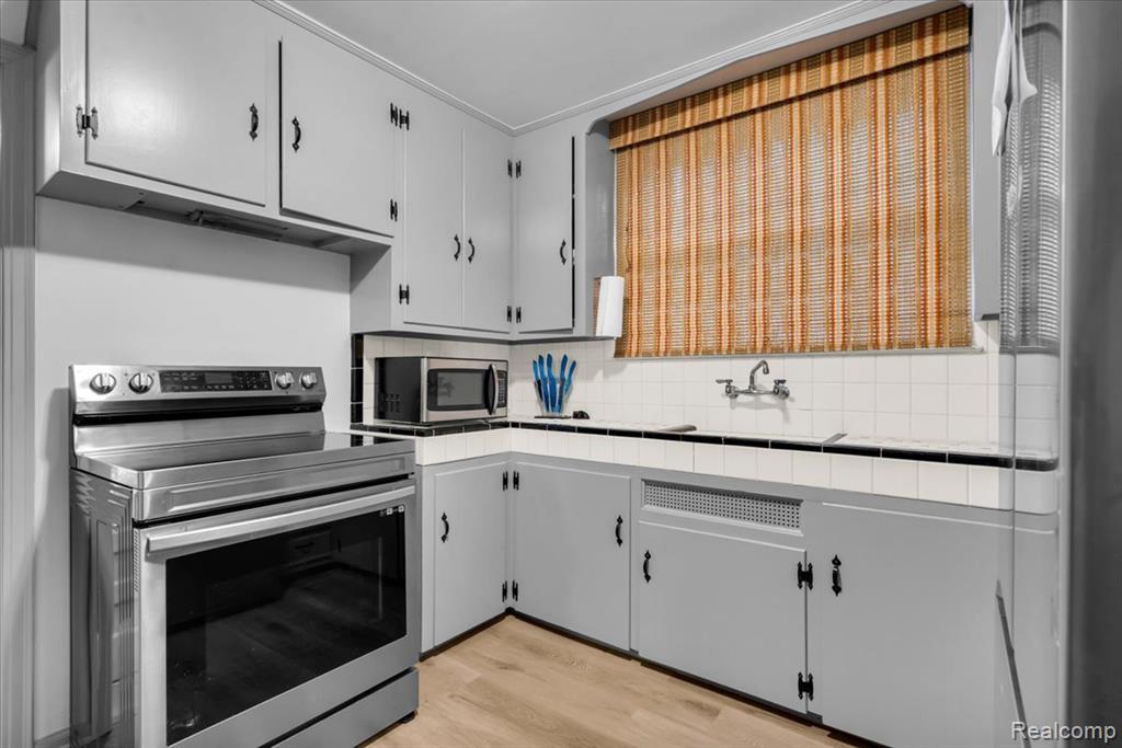 4995 Hillcrest Street, Grosse Pointe, MI 48236 — Photo 9
