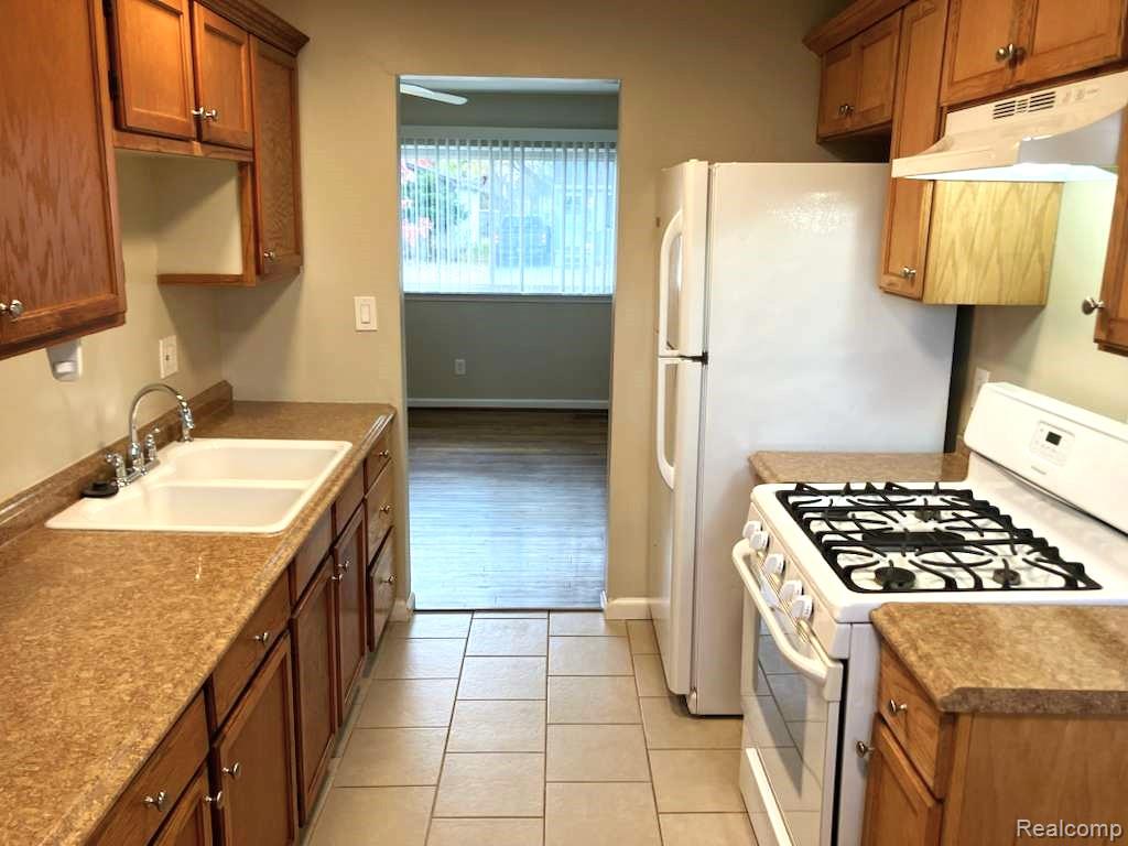 861 E DALLAS Avenue, Madison Heights, MI 48071 — Photo 12
