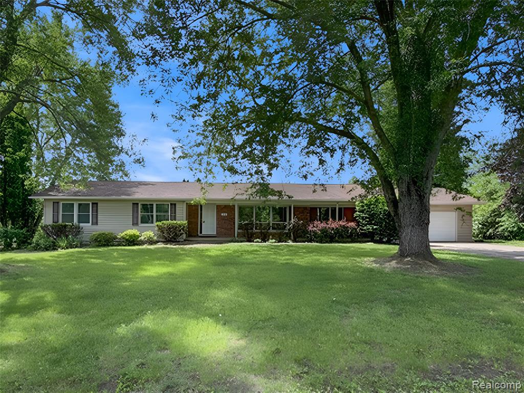 140 DARWIN Road, Pinckney, MI 48169
