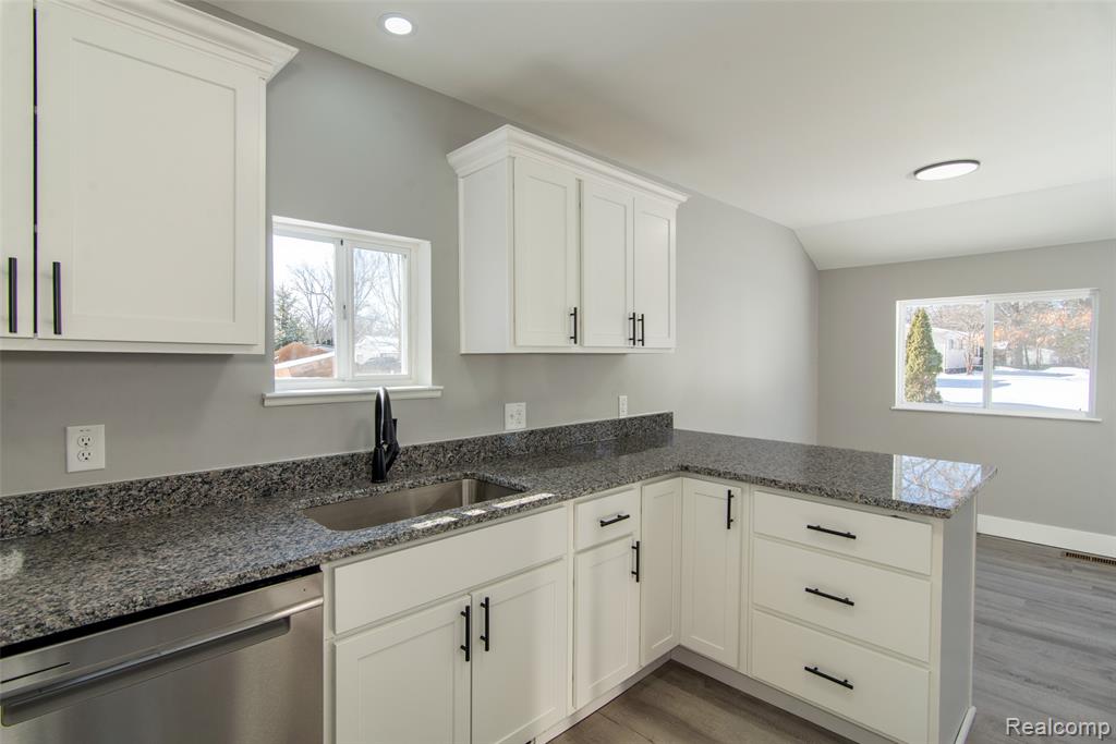 5992 Pickbourne Street, Commerce Twp, MI 48382 — Photo 4