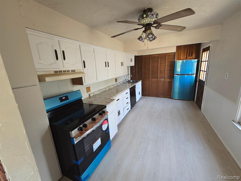 814 E EVELYN Avenue, Hazel Park, MI 48030 — Photo 12