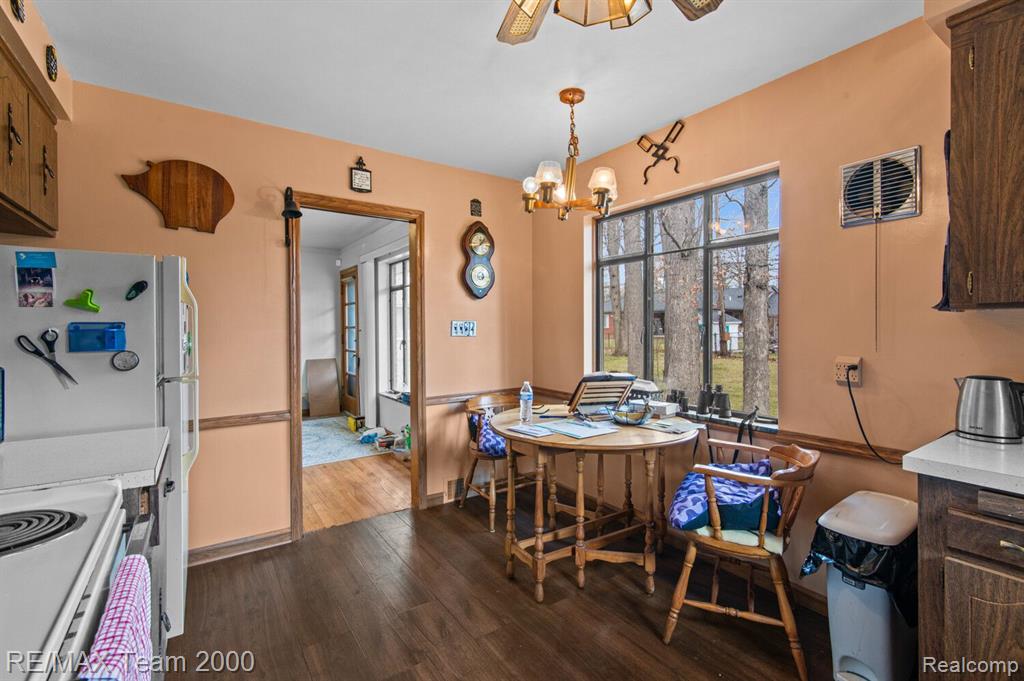 675 WOODCREST Drive, Dearborn, MI 48124 — Photo 9