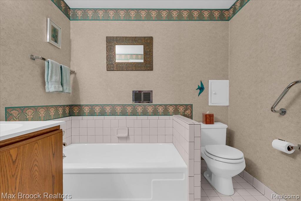 2419 Avondale Street W, Sylvan Lake, MI 48320 — Photo 24