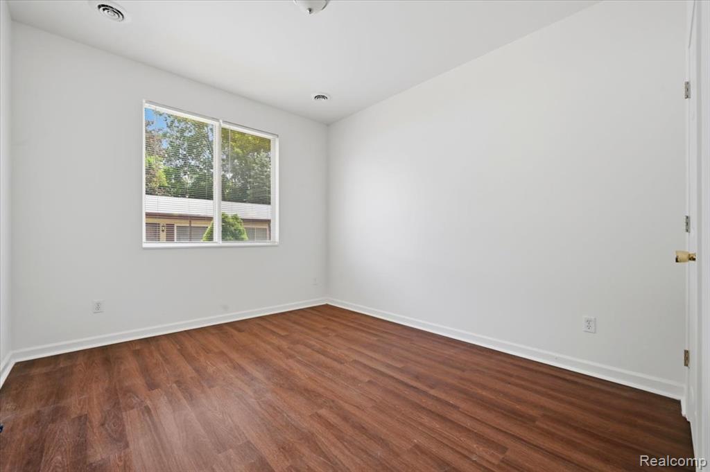 440 Robbe Avenue, Belleville, MI 48111 — Photo 14