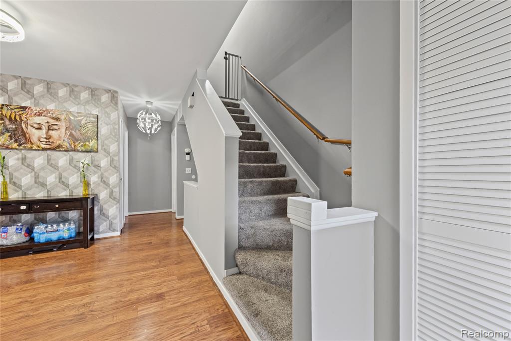 586 Ashley Circle, Rochester Hills, MI 48307 — Photo 5