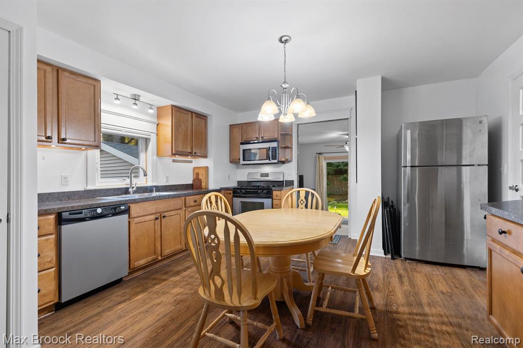 611 W SAINT CLAIR Street, Almont, MI 48003 — Photo 5