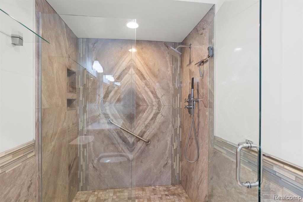 37161 DEER RUN Drive, Farmington Hills, MI 48331 — Photo 15