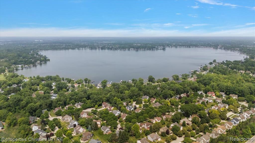 42683 Wimbleton Way, Novi, MI — Photo 40