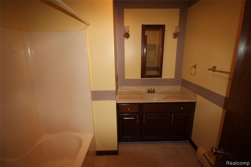 124 E Lafayette Street, Milford, MI 48381 — Photo 23