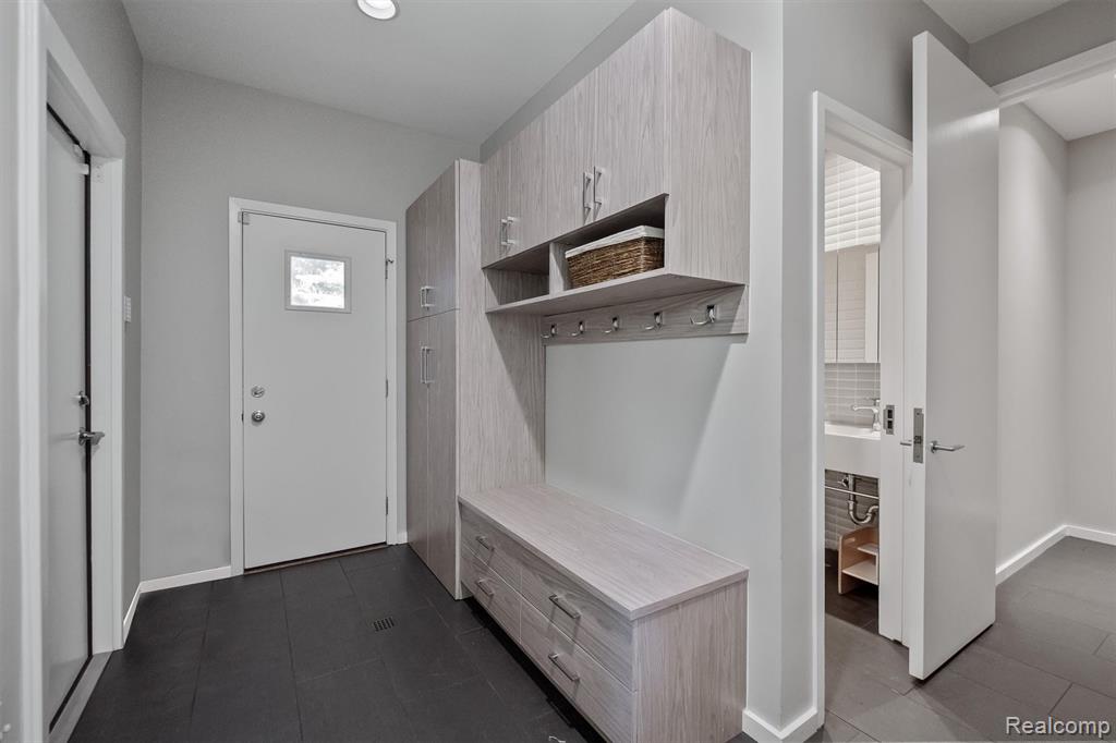 7371 Lindenmere Drive, Bloomfield Hills, MI 48301 — Photo 18