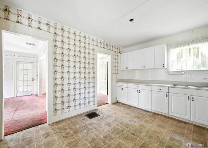 8127 Vassar Road, Grand Blanc, MI 48439 — Photo 14