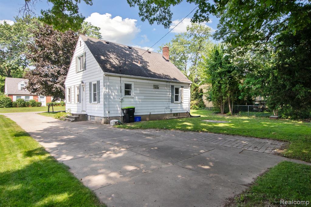 2235 Maddy Lane, Keego Harbor, MI 48320 — Photo 17