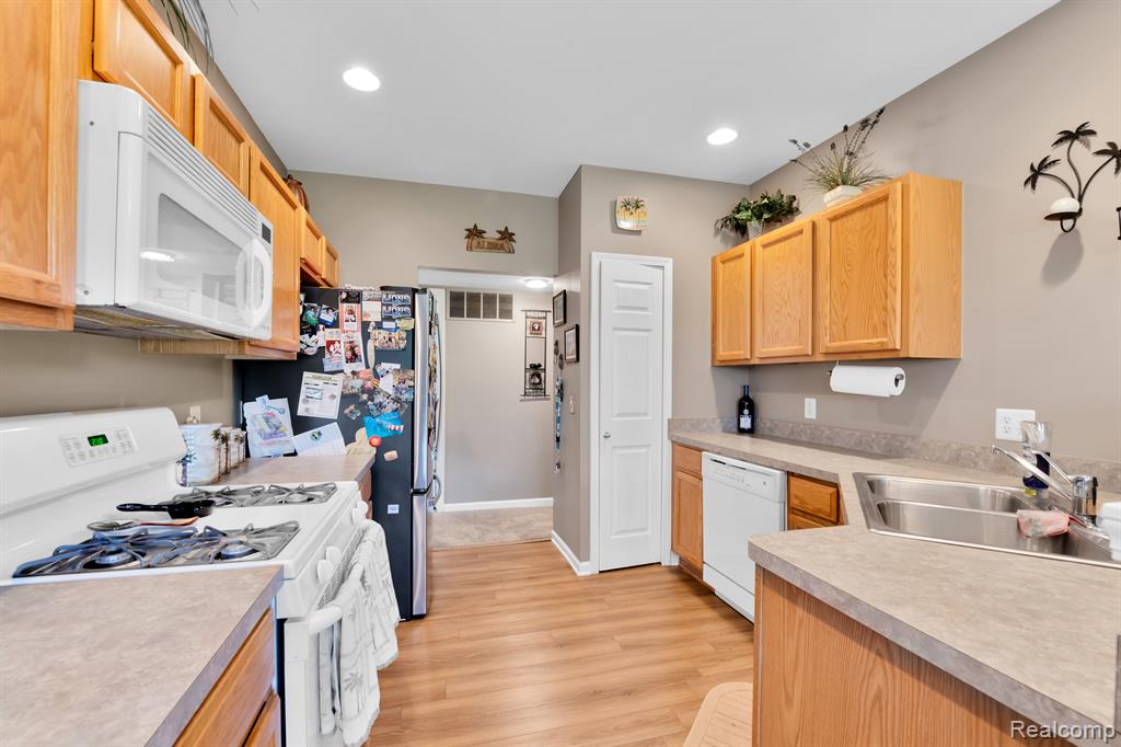 26604 KIRKWAY Circle, Woodhaven, MI 48183 — Photo 13
