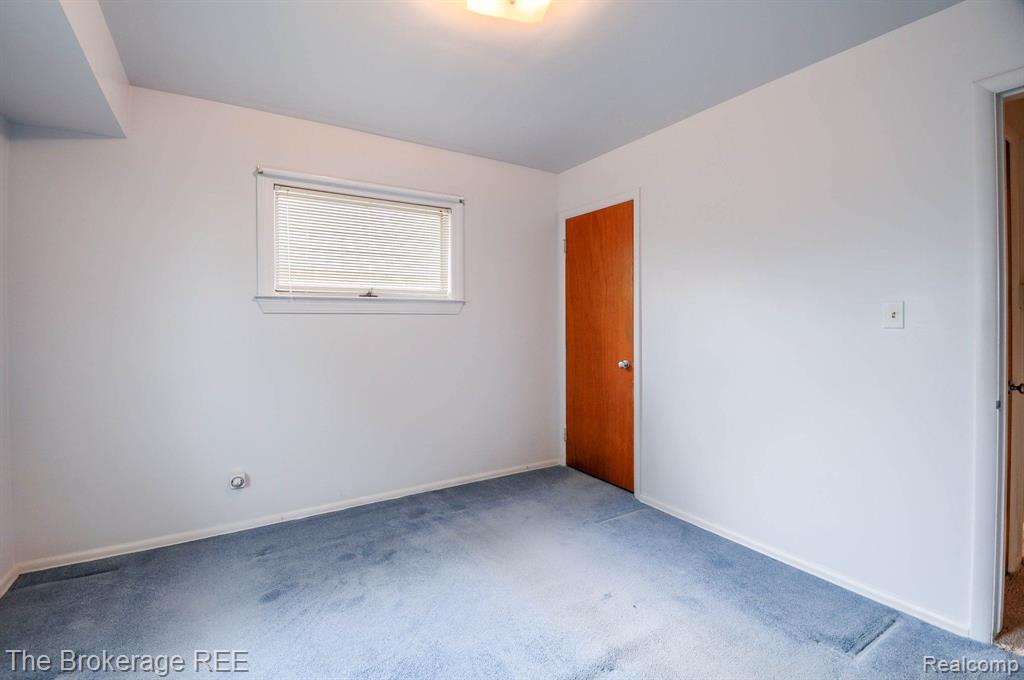 802 W HEMPHILL Road, Flint, MI 48507 — Photo 17