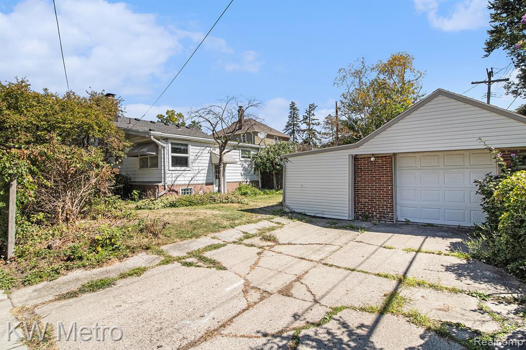 719 W 12 Mile Road, Royal Oak, MI 48073 — Photo 16