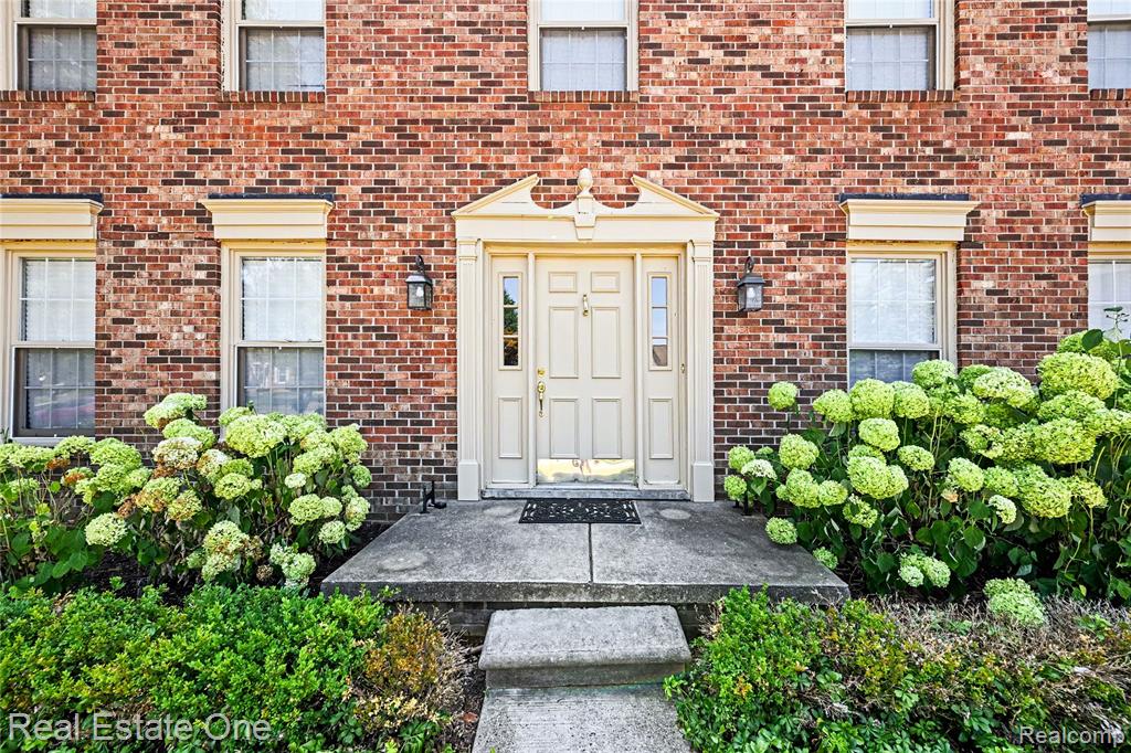 37863 Baywood Drive, Farmington, MI 48335