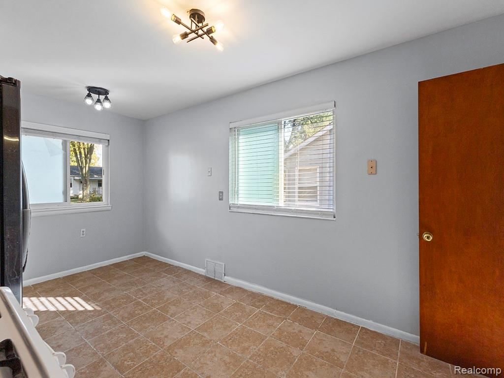 6435 Centralia Street, Dearborn Heights, MI 48127 — Photo 10