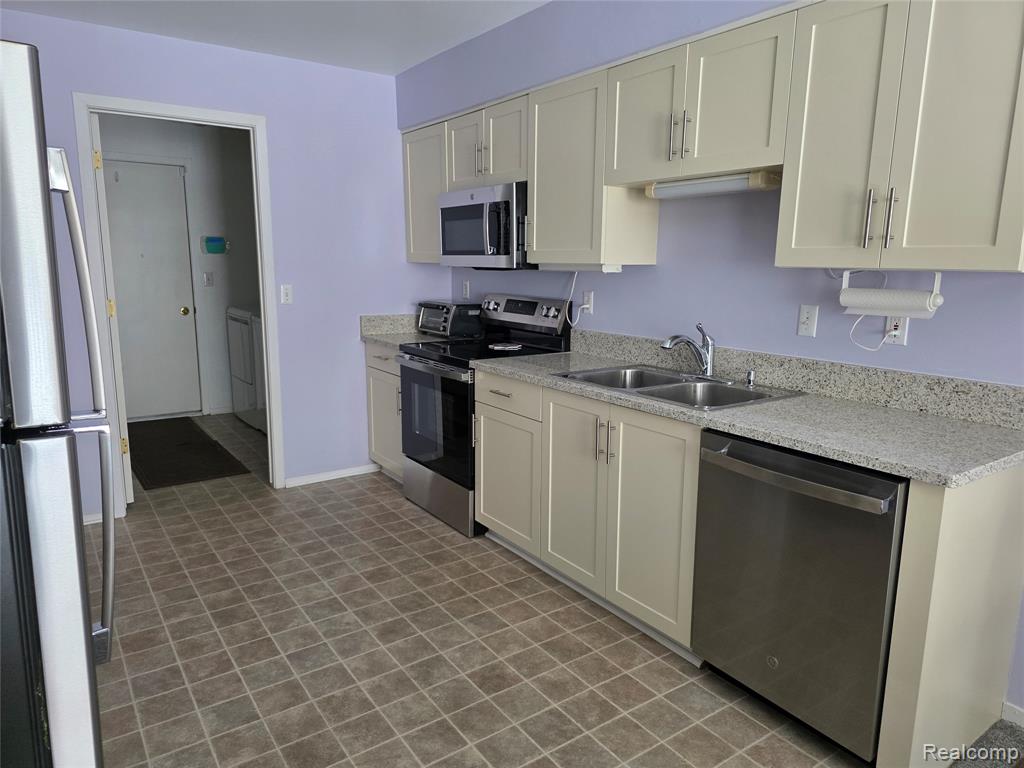 2090 Pleasant Drive, Commerce Twp, MI 48390 — Photo 6