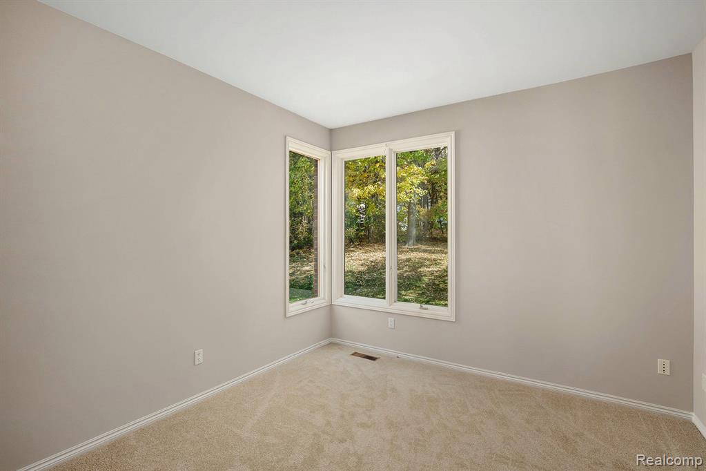 5641 Golf Pointe Drive, Clarkston, MI 48348 — Photo 20