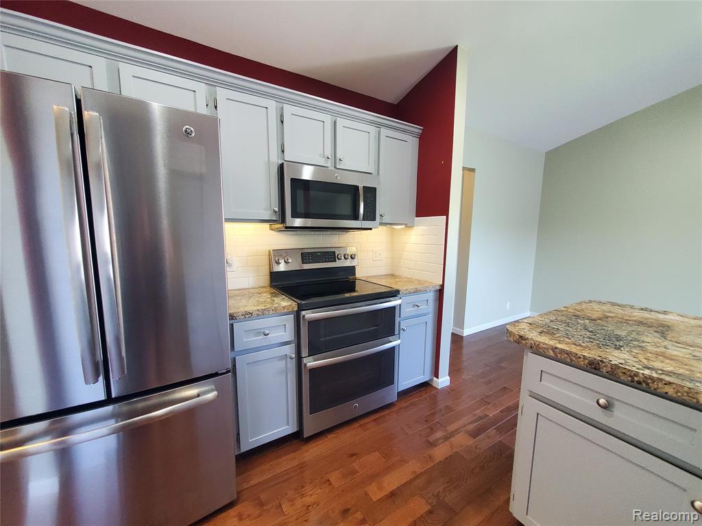 7281 Hawthorne Circle, Goodrich Vlg, MI — Photo 10