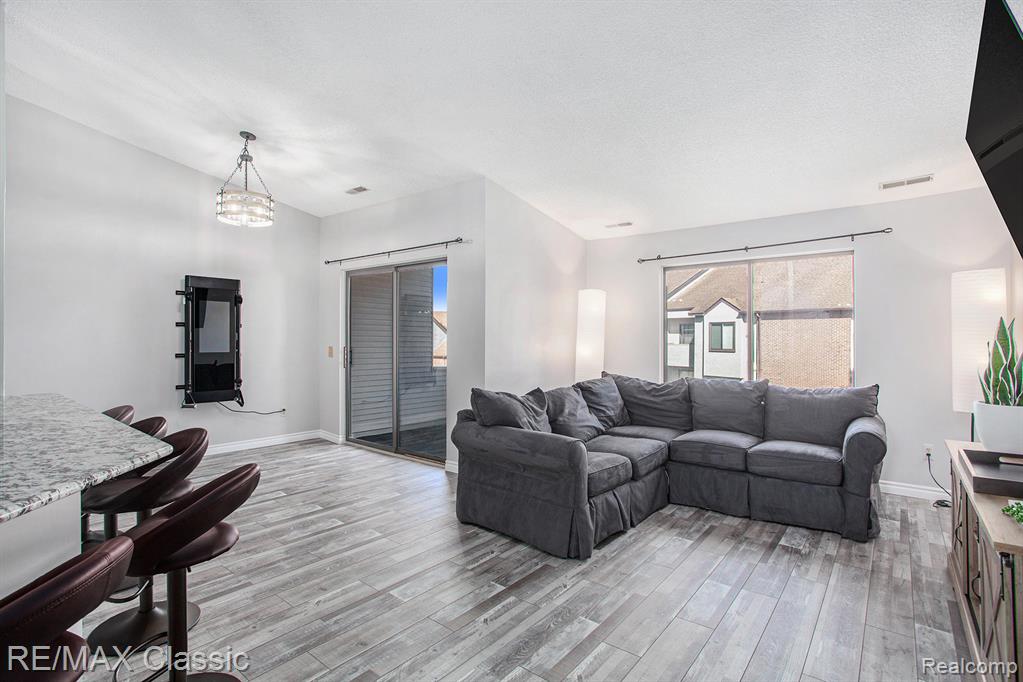 6619 Ridgefield Circle, 205, West Bloomfield, MI — Photo 3