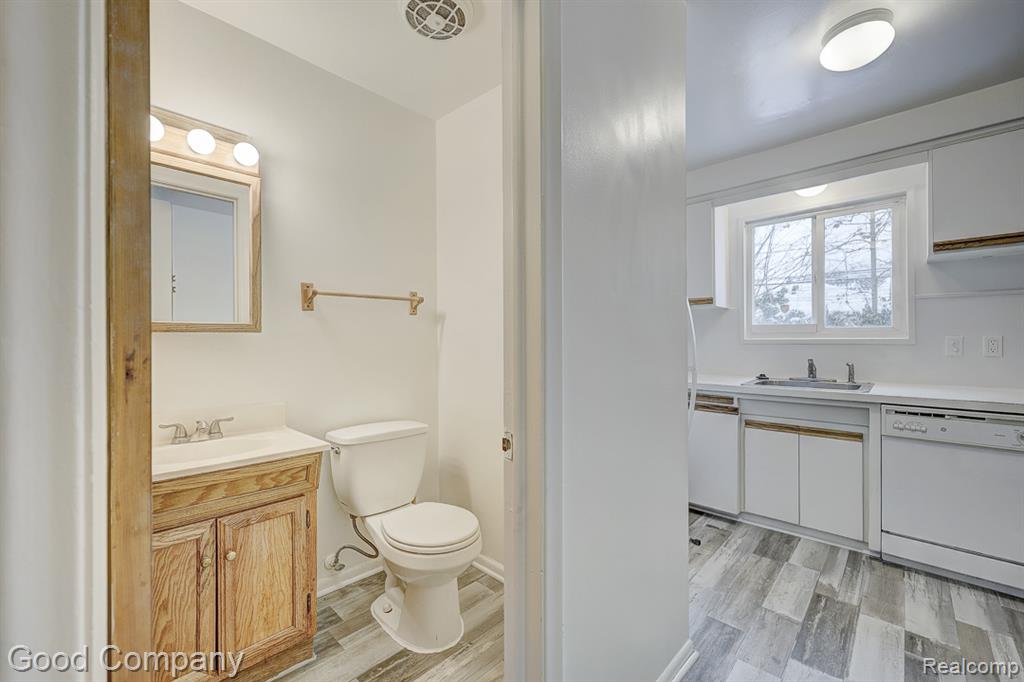 6958 Town Lane, Dearborn Heights, MI 48127 — Photo 15