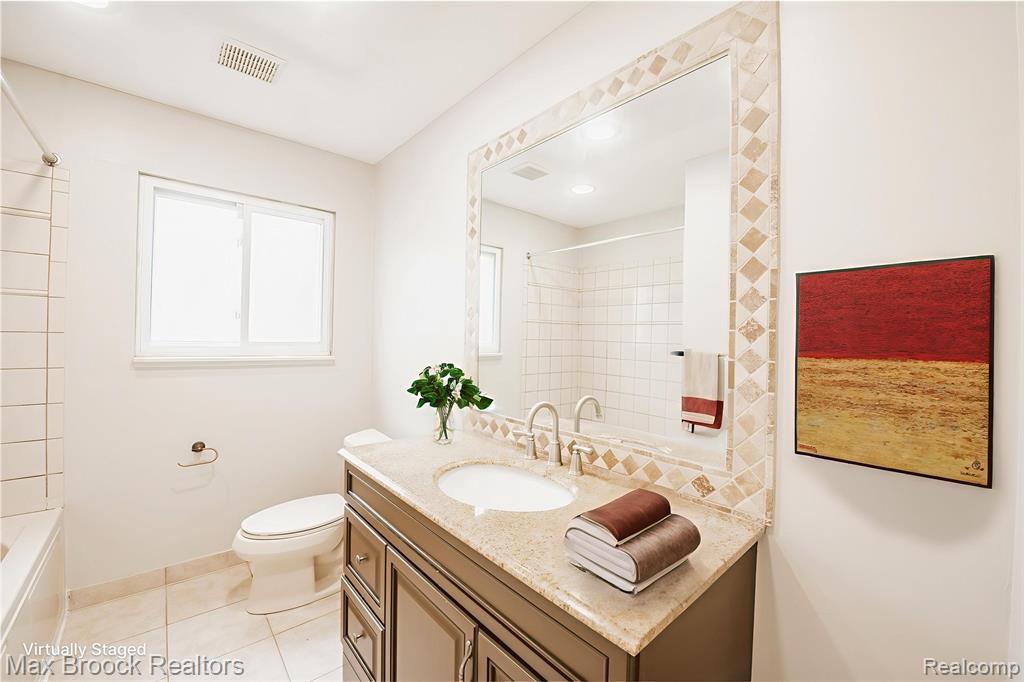 5528 SUNNYCREST Drive, West Bloomfield, MI 48323 — Photo 14