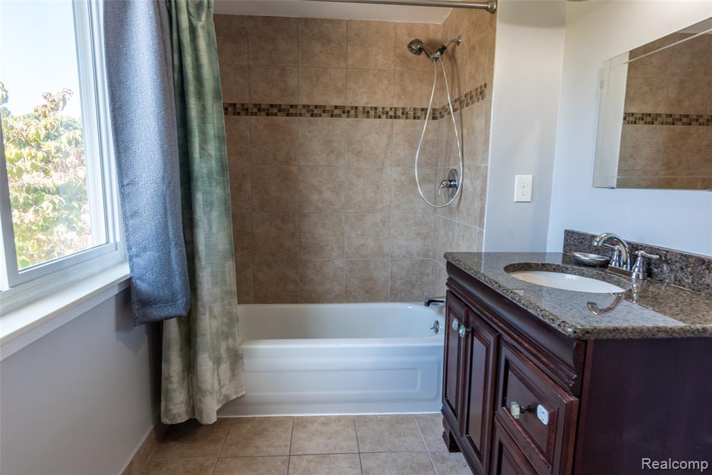 7337 Oak Tree Drive, West Bloomfield, MI — Photo 19
