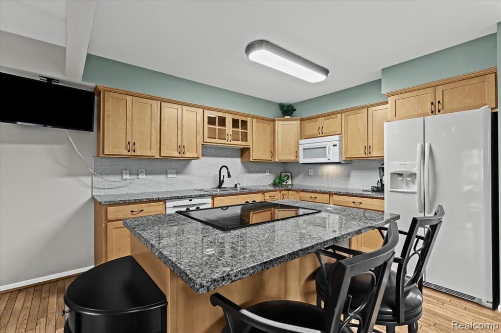 7928 MEADOW Drive, Waterford, MI 48329 — Photo 11