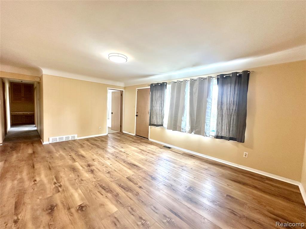 6644 Cronin Drive, Dearborn Heights, MI 48127 — Photo 5