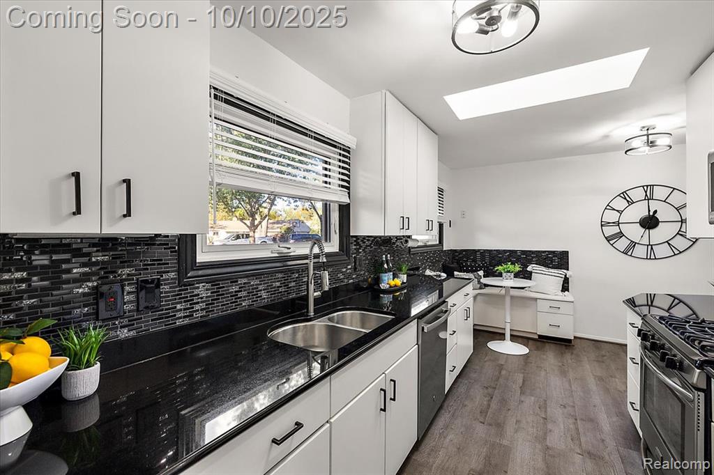 7496 Cornwall Court, West Bloomfield, MI — Photo 17