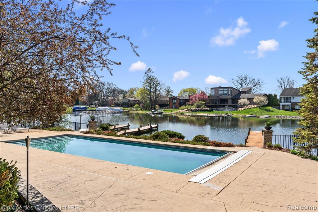 4912 Oakwood Court, Commerce Twp, MI 48382 — Photo 11