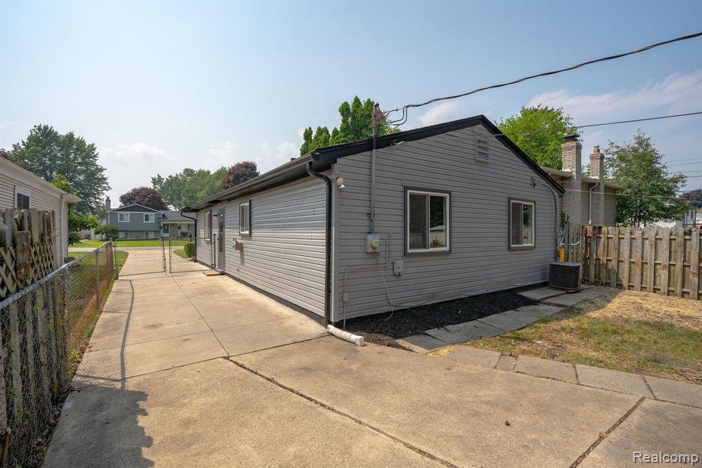 39588 Chart Street, Harrison Township, MI — Photo 25