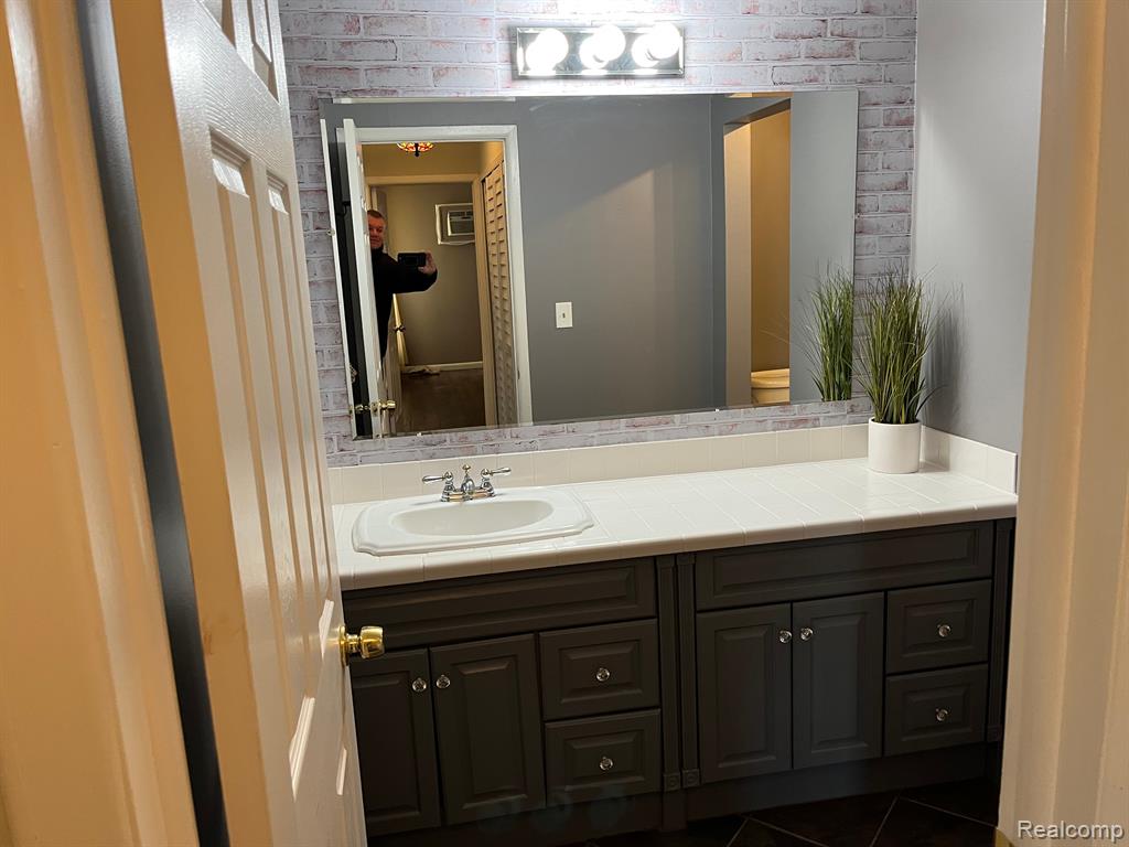4909 Crooks Road, E 11, Royal Oak, MI 48073 — Photo 18